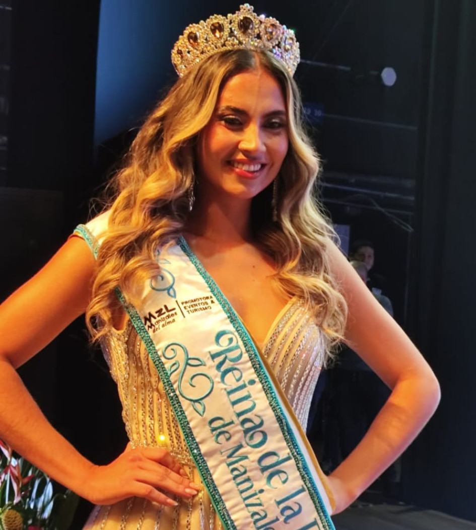 Geraldine Duque Marín con la banda y la corona que la identifican como la Reina de la Feria de Manizales 2026.