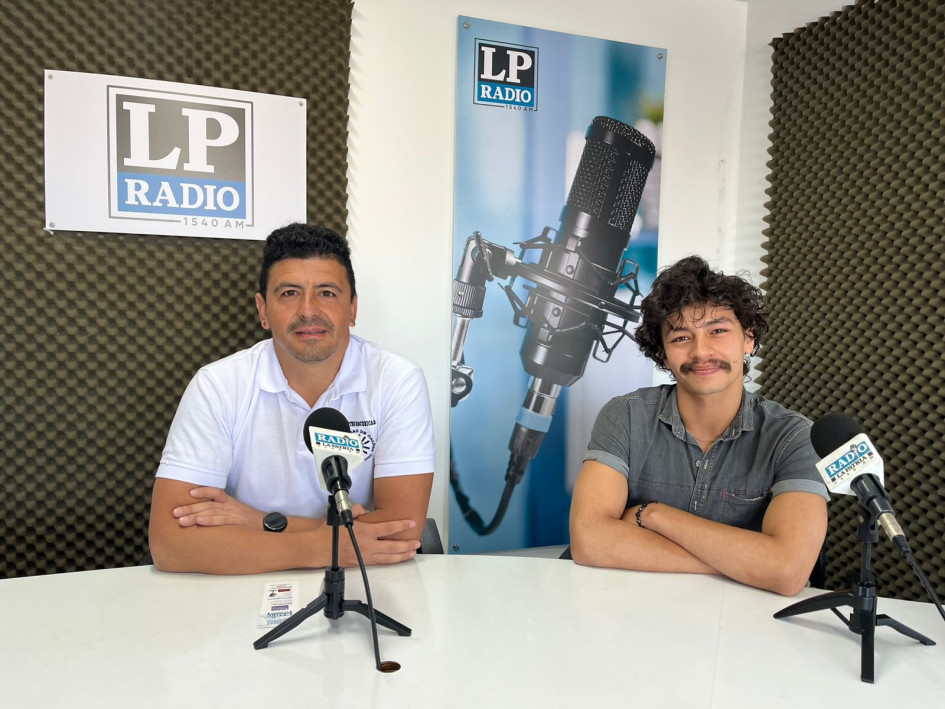  Sergio Arenas, docente de la Universidad de Caldas y director de la obra Aquel Noviembre y Brahian Cardona, estudiante y actor de la obra. 