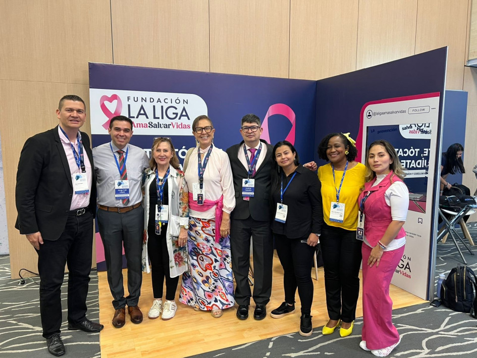 Segundo a la derecha, el Dr. Jorge Iván López, acompañado de otros doctores en el Simposio  