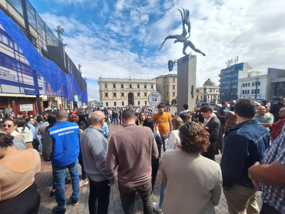 Las personas se reunieron en la Plaza de Bolívar, que fue el punto de encuentro del simulacro nacional de gestión de riesgo al que se unió Manizales este miércoles.