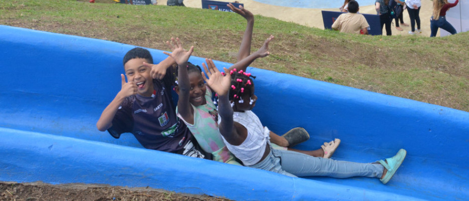 El tobogán fue el que causó más entretenimiento y diversión entre los menores del barrio. 