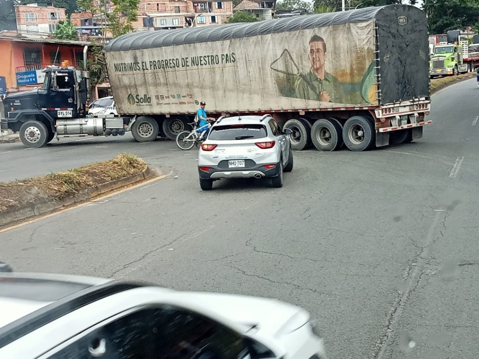 A la altura de Papeles Nacionales, en Puerto Caldas (Pereira) un camión varado bloquea la vía que conduce desde Pereira hacia Cartago (Valle del Cauca)