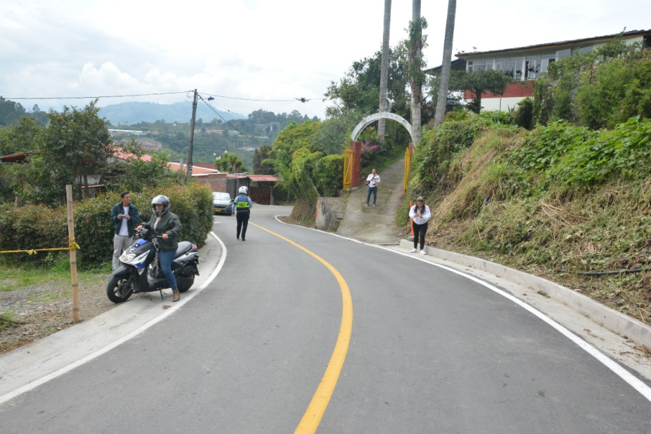 Una vía de 1,4 kilómetros fue mejorada con obras de desagüe, señalización y 0,87 km de pavimento nuevo en Manizales. Tres ciudadanos destacan la mejora.
