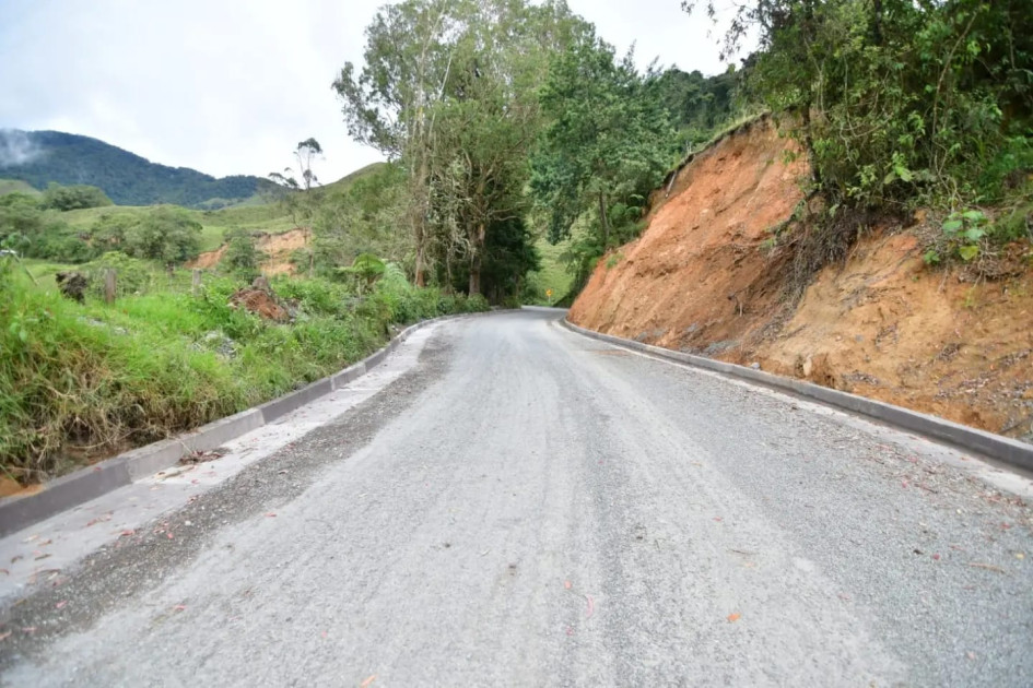 Úna vía en el norte de Caldas sería mejorada para comodidad y seguridad de los viajeros. Conduce a una perla turística del departamento.