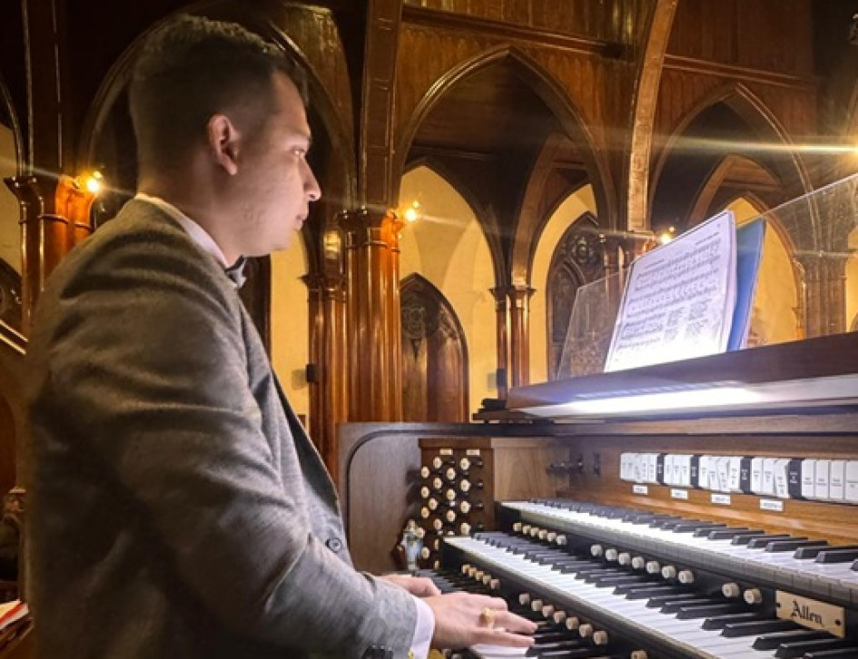 Juan Sebastián Palacio Zuluaga interpreta el órgano de la Basílica Menor de la Inmaculada Concepción, ubicada frente al Centro Comercial Parque Caldas, en Manizales.
