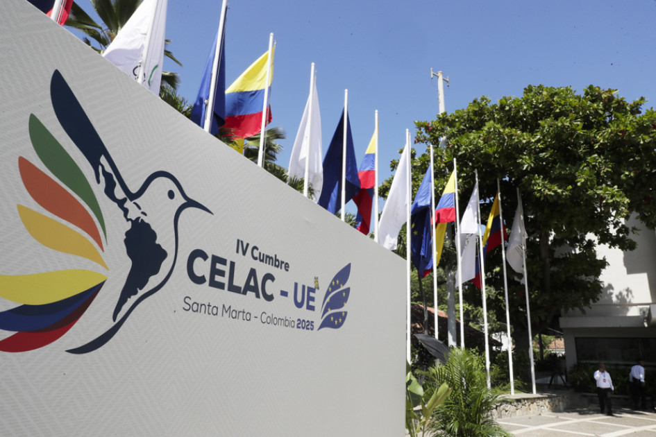 Fotografía que muestra un cartel con el logo de la IV Cumbre de la Comunidad de Estados Latinoamericanos y Caribeños (CELAC) este sábado, en Santa Marta (Colombia).