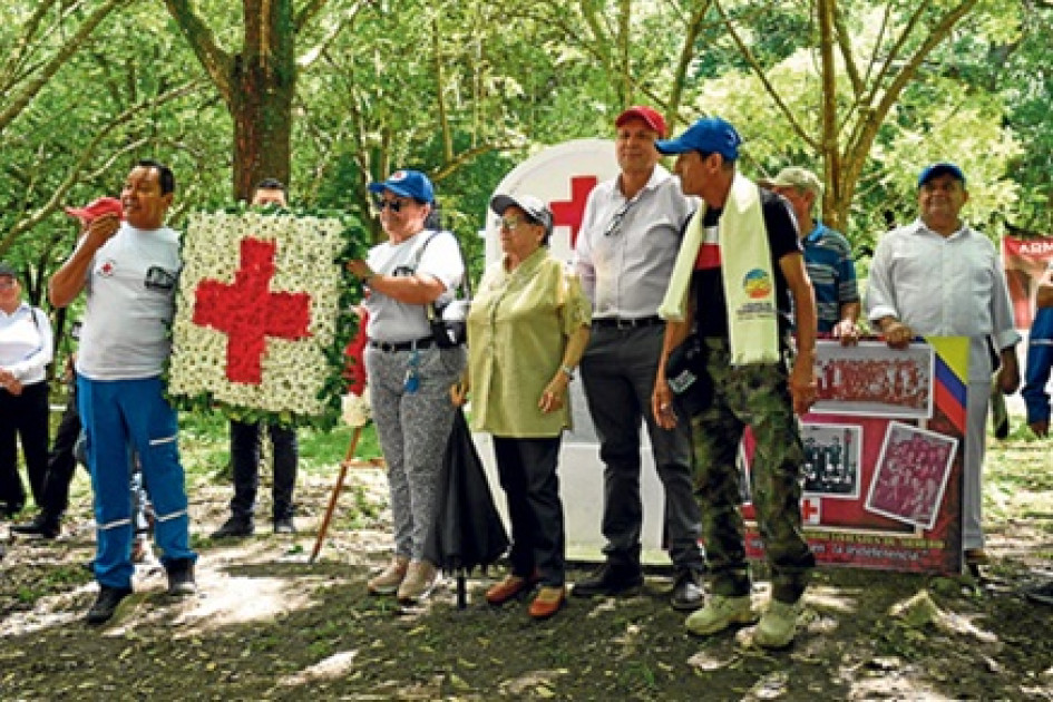 Durante el día se realizó una lluvia de flores sobre el viejo pueblo, reconocimientos de la UNGRD a rescatistas de la época, coloquios con sobrevivientes y una velatón.