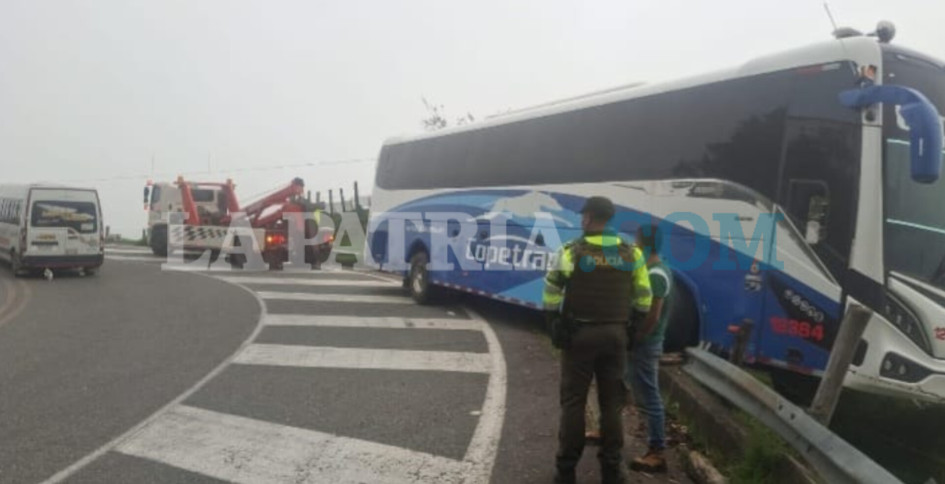 Accidente en la vía Manizales - Bogotá: bus con 20 pasajeros perdió el control y se salió de la carretera