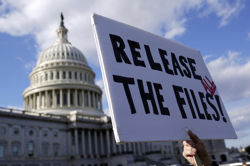 Una persona sostiene un cartel frente al Capitolio pidiendo que se publiquen los archivos Epstein en Washington (EE.UU.).