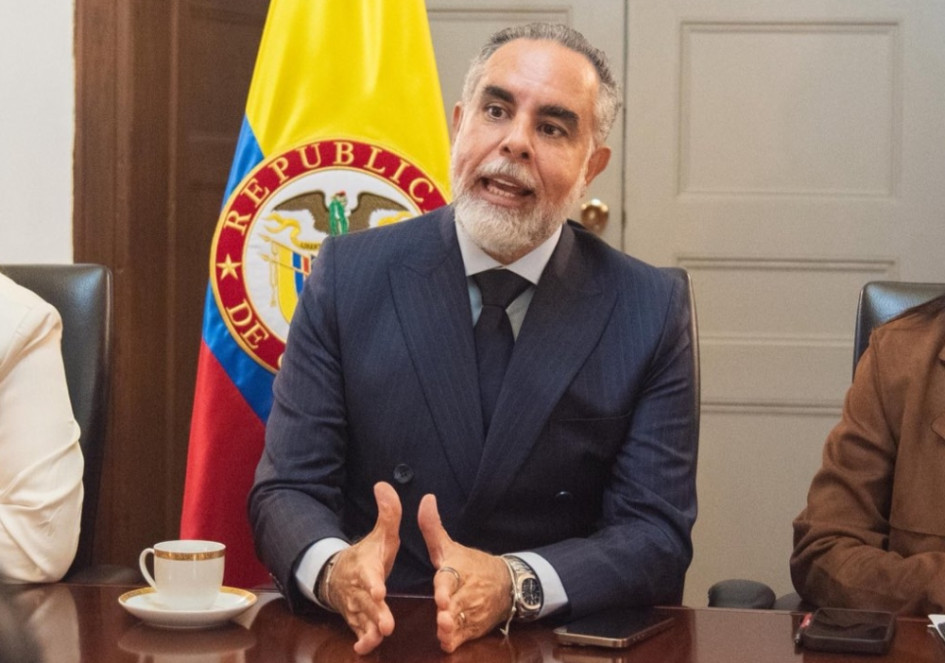 El ministro del Interior colombiano, Armando Benedetti, denunció que dos drones sobrevolaron su vivienda.