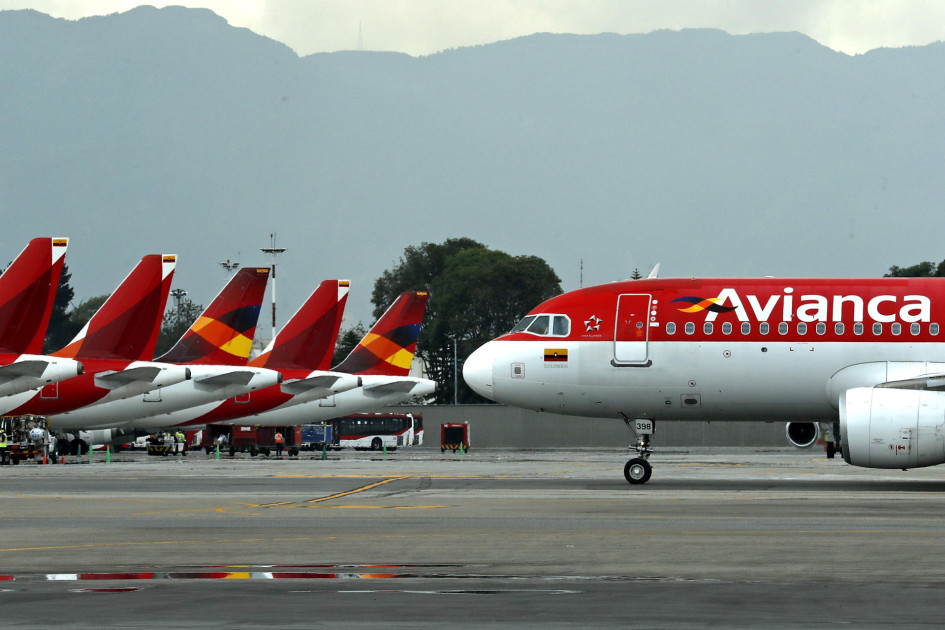 Fotografía de archivo que muestra un avión de Avianca aterrizando en el aeropuerto El Dorado, en Bogotá. La aerolínea informó este viernes que más del 70 % de su flota de aviones A320 a nivel global deberá quedarse en tierra para realizar "una actualización urgente de software".
