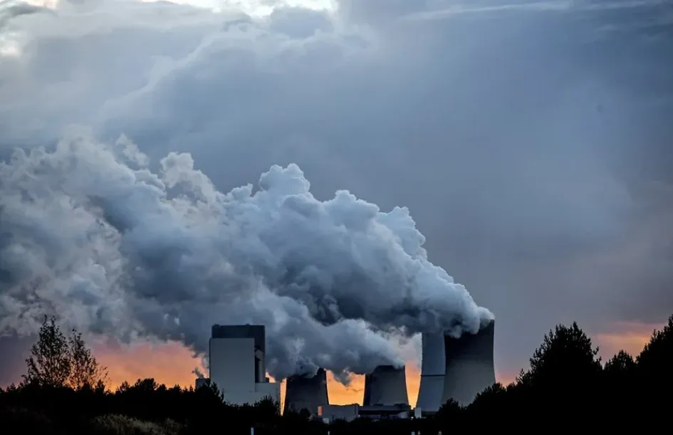 Imagen de archivo del vapor de agua que emana de varias chimeneas en una planta de Boxberg, Alemania.