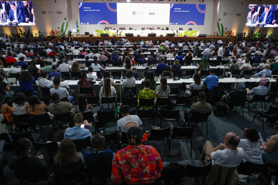 Personas participan en la sesión plenaria de la COP30 en el Centro de Convenciones Hangar este sábado, en Belém (Brasil). Varios países latinoamericanos, entre ellos Argentina, Colombia, Ecuador, Panamá, Uruguay y Paraguay, objetaron la toma de decisiones en la plenaria de clausura de la cumbre climática COP30 y llevaron a la suspensión de la sesión por cerca de una hora.