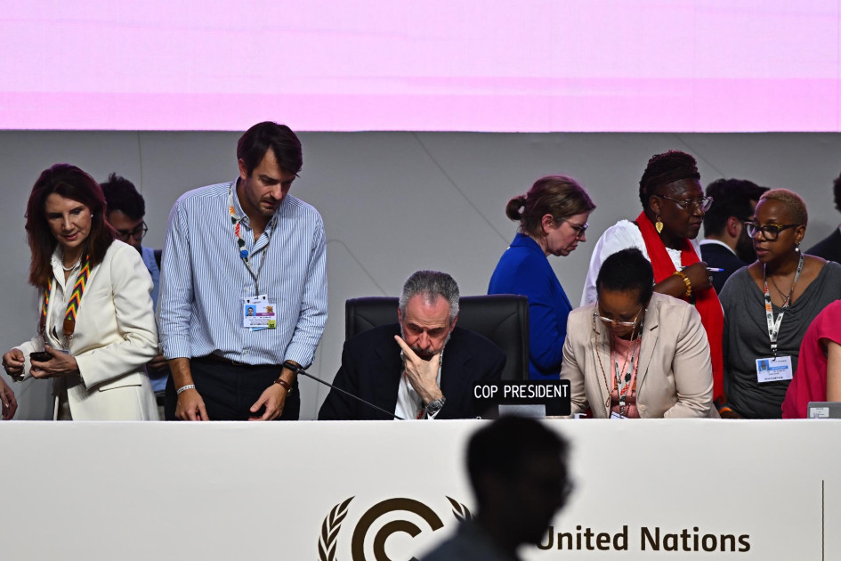 El presidente de la COP30, Andre Correa do Lago (c), participa en la sesión plenaria de la COP30 este sábado, en el Centro de Convenciones Hangar donde se realiza la COP30, en Belém (Brasil).