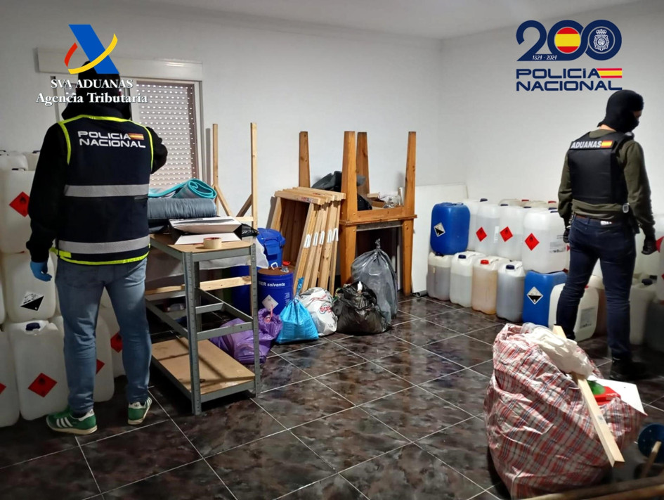 Funcionarios de Vigilancia Aduanera de la Agencia Tributaria, en una operación conjunta con Policía Nacional, con la colaboración de Europol y la Policía Nacional de Colombia, han desarticulado una organización criminal dedicada a la importación de cocaína mezclada con productos alimentarios para su posterior extracción en un laboratorio clandestino establecido en la provincia de Alicante.