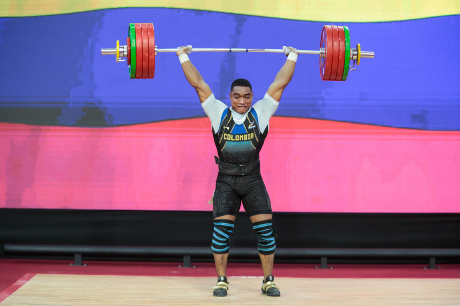 El ganador de la medalla de oro el colombiano Marcos Bonilla Casierra realiza un levantamiento durante la competencia de levantamiento de pesas en la categoría 110 kg estilo arranque de los vigésimos Juegos Bolivarianos.
