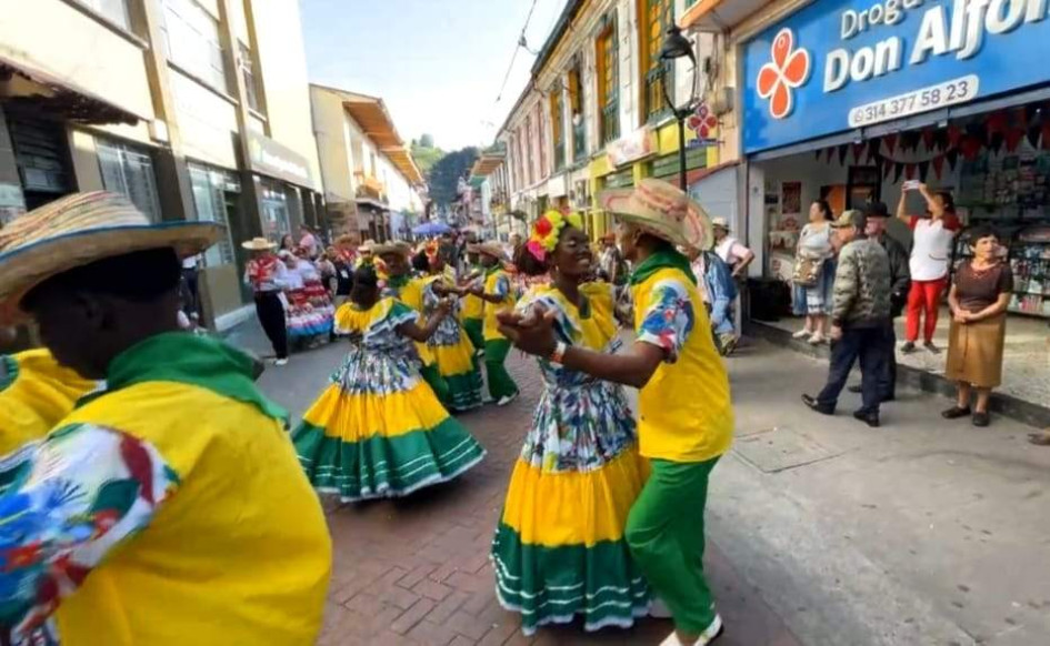 A Neira llegaron bailarines de diferentes departamentos del país para participar en el Concurso Nacional de Danzas Folclóricas. 