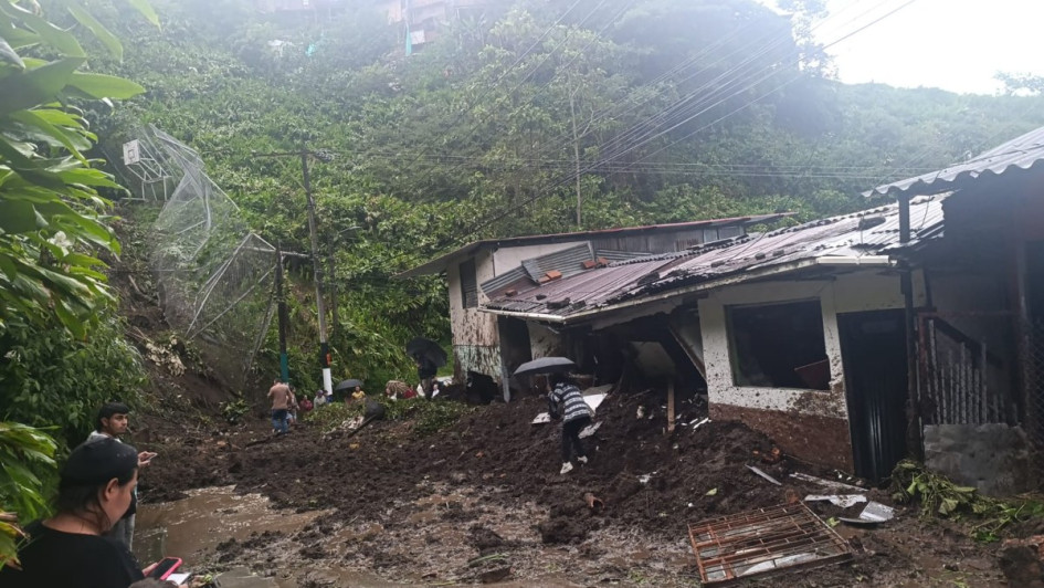 El derrumbe ocurrió en el sector Culebrero, del barrio Galán de Manizales. Una casa se destruyó por completo, otra parcialmente y la cancha local también fue afectada.