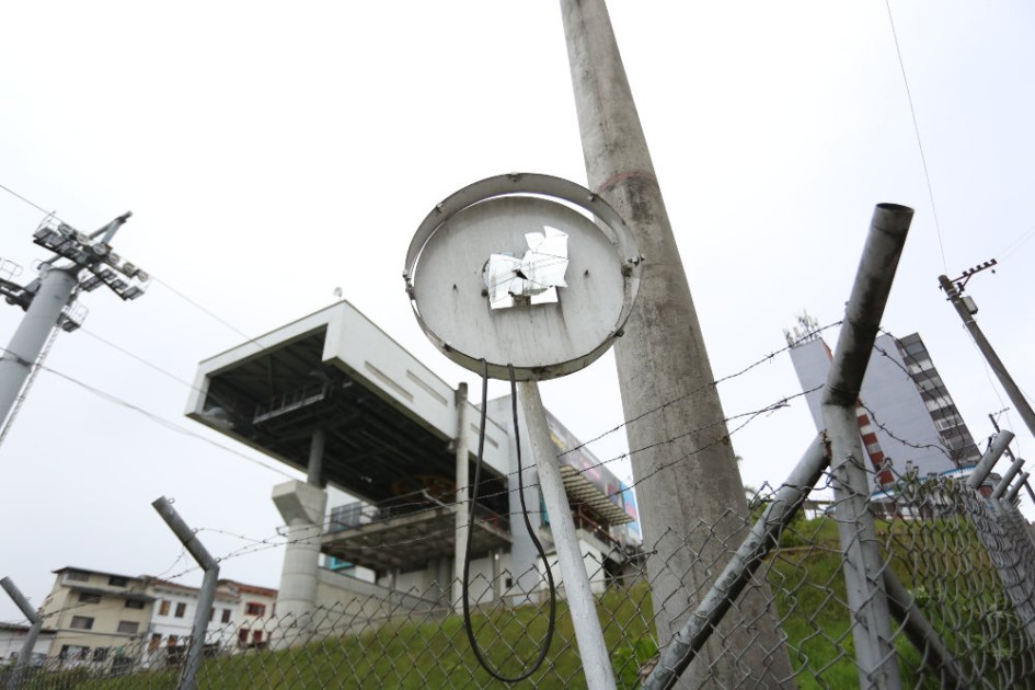 Este es el espejo que lleva roto varios meses en la carrera 24.