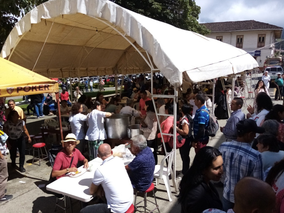 Con un festejo financian las obras de mejora y el funcionamiento de una parroquia en este pueblo patrimonio de Caldas. Así se vivió la fiesta.