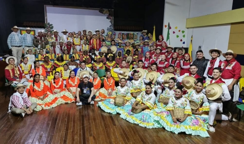 Con un "gracias, Neira" se despidieron los participantes del Festival Nacional de Danzas Folclóricas.