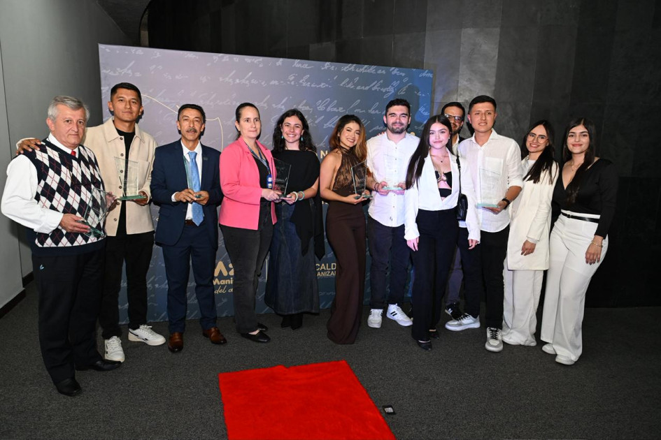 Los ganadores de la edición 30 del Premio Nacional de Periodismo Ciudad de Manizales Orlando Sierra Hernández. LA PATRIA se llevó el reconocimiento en dos categorías.