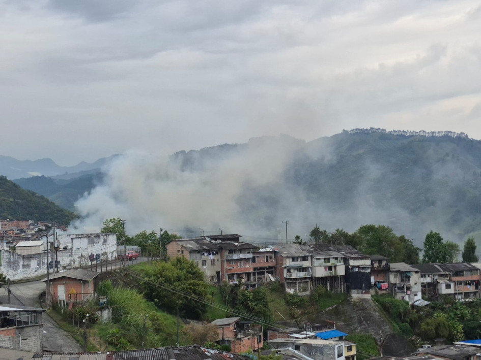 Tres viviendas resultaron afectadas por un incendio en el barrio San Fernando de Manizales. Bomberos controlaron la situación.