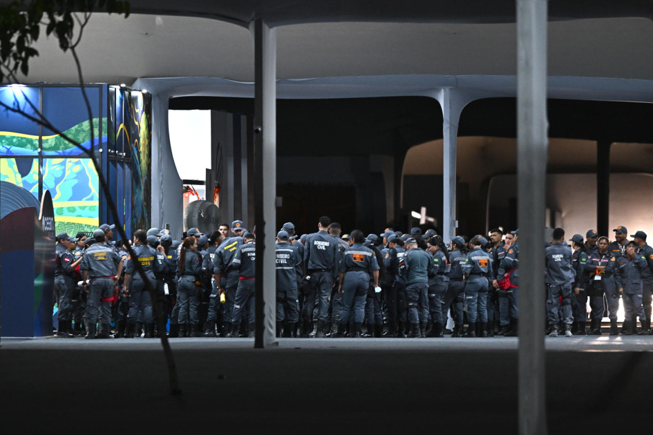 Integrantes del cuerpo de bomberos se reúnen afuera del Centro de Convenciones Hangar donde se realiza la COP30 este jueves, en Belém (Brasil).