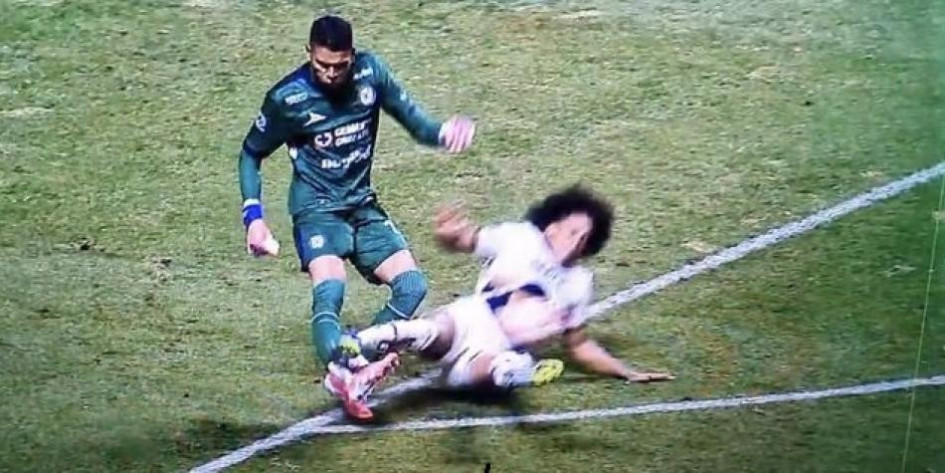 El arquero colombiano Kevin Mier, de Cruz Azul, fue lesionado este 8 de noviembre por el panameño Adalberto Carrasquilla, de Pumas.