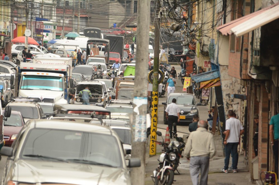 La calle 20 a todas horas del día siempre tiene una fila de carros para acceder a los talleres.