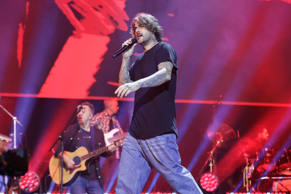 El cantante español Melendi se presenta en un concierto durante su gira '20 años' este jueves, en el Movistar Arena en Bogotá (Colombia).