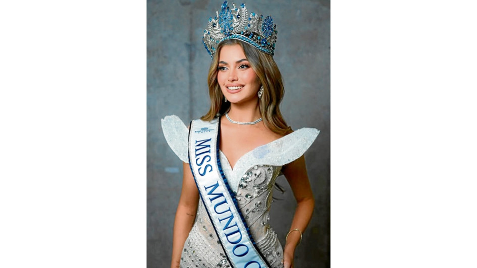 Ignacia Fernández sorprendió al presentarse en el escenario de Miss Chile Mundo interpretando metal.