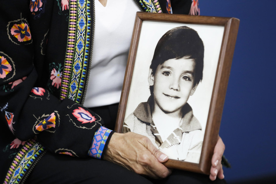 Martha Lucía López sostiene una foto de su hijo Sergio Melendro, desaparecido el 13 de noviembre de 1985, a los 4 años, tras la erupción del volcán Nevado del Ruiz.
