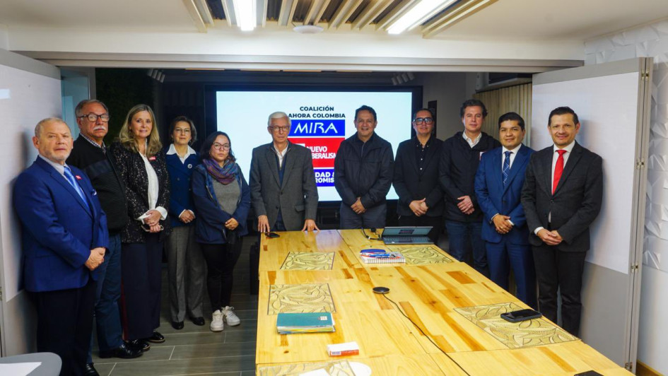 Las directivas de la coalición Ahora Colombia anunciaron a Juan Sebastián Gómez (cuarto de der. a izq.) como cabeza de lista para el Senado.