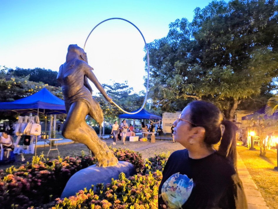 Diana Lorena Jiménez, junto al monumento a Omayra Sánchez, su mejor amiga del colegio la Sagrada Familia de Armero. Foto en el Parque Temático Omayra Sánchez, en Armero-Guayabal, municipio de reubicación luego de la avalancha del 13 de noviembre de 1985.