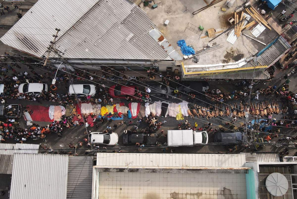Fotografía aérea de cuerpos sin vida este miércoles, en una calle de Río de Janeiro (Brasil). 