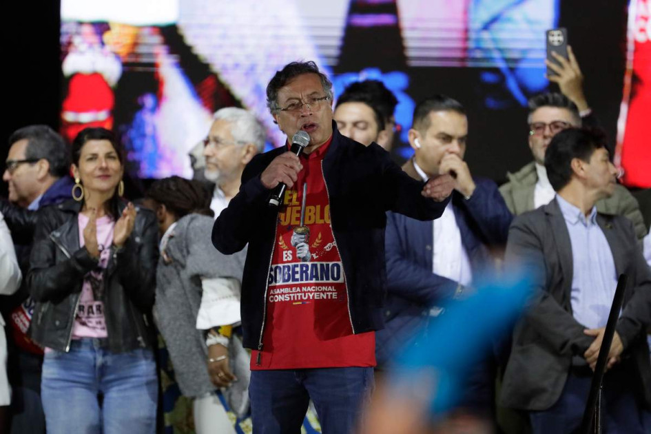 El presidente de Colombia, Gustavo Petro, habla en la plaza de Bolívar este viernes, en Bogotá (Colombia).