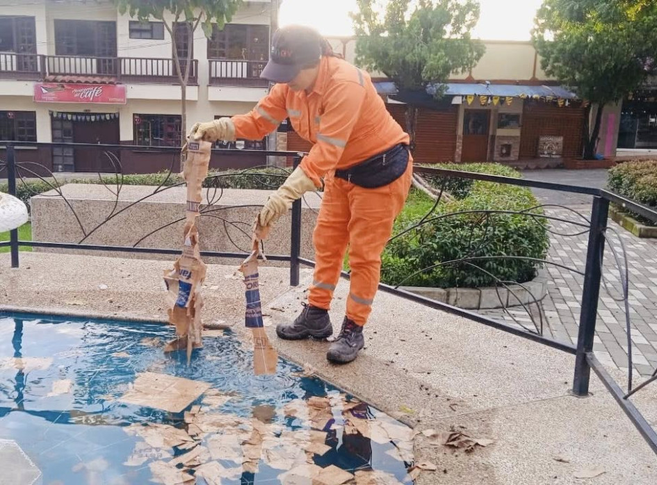 Así encontraron la pila del parque llena de basura.