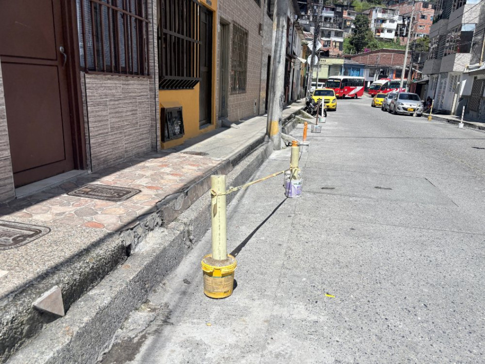 Así persiste la situación de los postes en la calle 69 en Fátima.