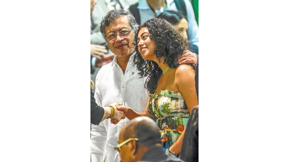El presidente de Colombia, Gustavo Petro, saluda junto a su hija Sofía Petro durante la cumbre de líderes de la COP30, en el Hangar Centro de Convenciones, en Belém (Brasil).