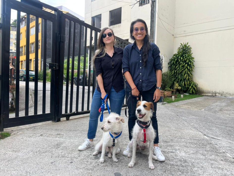 Polo y Pistacho junto con sus adoptantes Daniela y Carolina