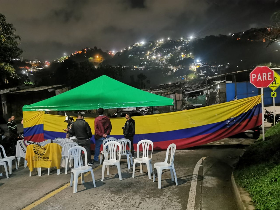 Sindicatos bloquean el ingreso al relleno sanitario La Esmeralda en Manizales desde la mañana de este miércoles. Protestan contra Emas by Veolia, la señalan de tener condiciones laborales irregulares.