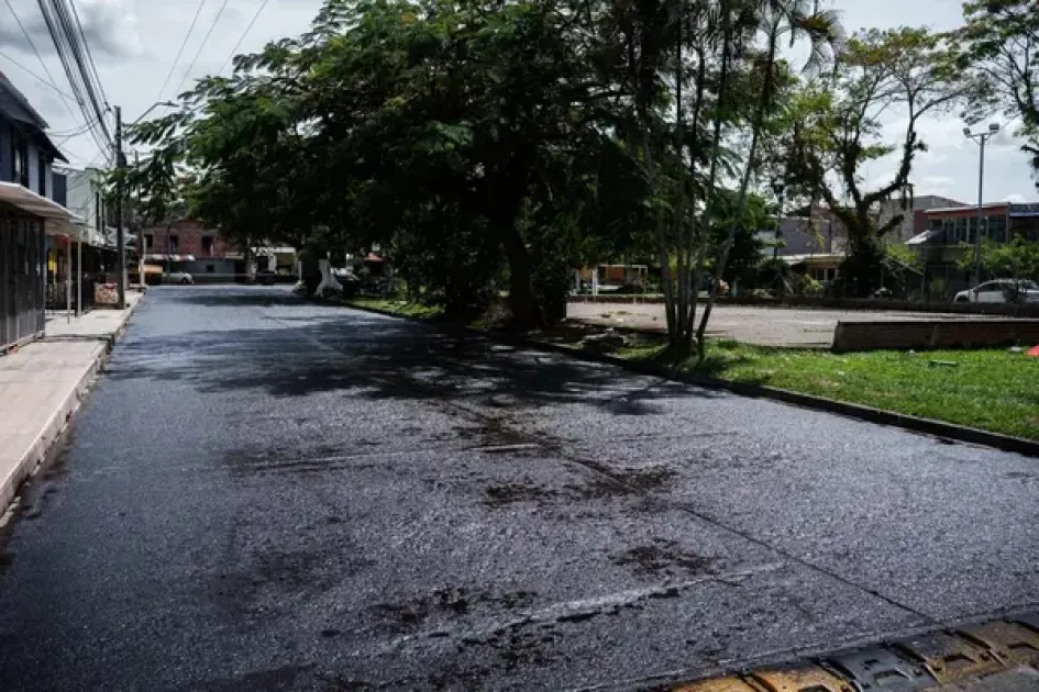 Una de las vías en intervención en el barrio Tangarife I, donde avanza el reparcheo en La Virginia (Risaralda).