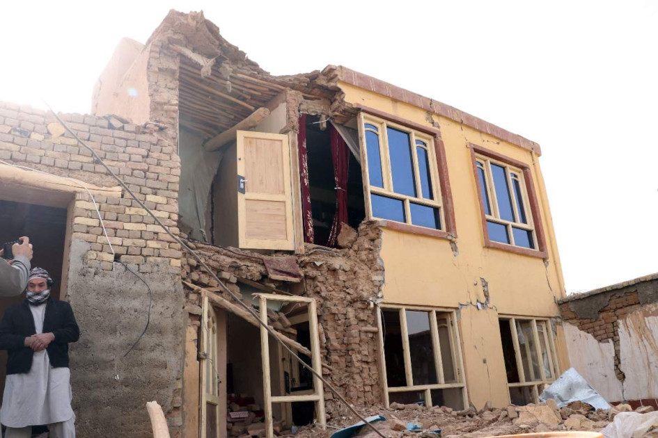 Residentes inspeccionan una vivienda dañada tras el terremoto en Mazar-e-Sharif, Afganistán, el 3 de noviembre de 2025.