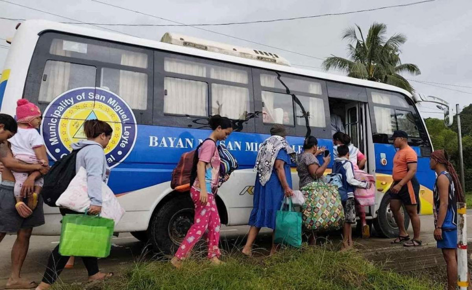 Personal de la PCG ayudando en las evacuaciones ante la posible llegada del tifón Kalmaegi a la provincia de Leyte, Filipinas, el 3 de noviembre de 2025. 