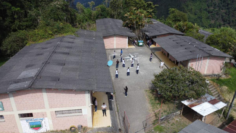 En el nuevo Río Claro estudian en el colegio Fortunato Gaviria Botero cerca de 200 niños, niñas y jóvenes.