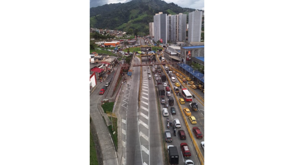 Así está la vía Panamericana, en el sector Los Cámbulos de Manizales, luego de un accidente que restringió el tránsito vehicular cerca del acceso a Villamaría.