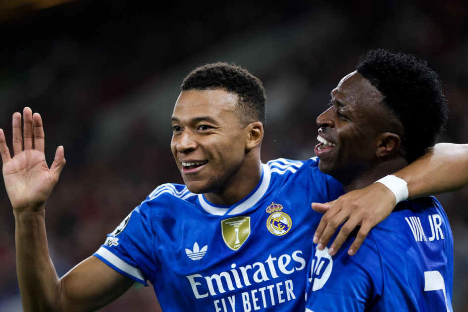 Kylian Mbappé (izq.) del Real Madrid celebra después de marcar un gol durante el partido de fútbol de la fase de liga de la UEFA Champions League entre el Olympiacos FC y el Real Madrid en El Pireo, Grecia, el 26 de noviembre de 2025.