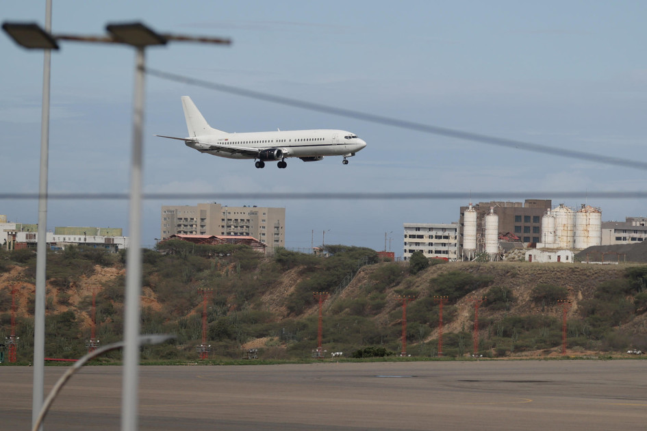 Fotografía de un avión este miércoles, en el aeropuerto internacional Simón Bolívar, que sirve a Caracas, en Maiquetía (Venezuela).