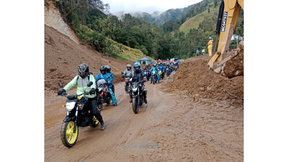 La vía Manizales-Bogotá presenta paso a un carril, luego de que se retiró parcialmente la tierra del derrumbe que taponó la carretera en la mañana de este sábado.